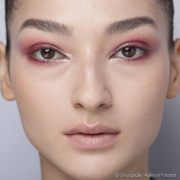A marca Têca levou para o seu desfile de inverno 2015 modelos com make natural e olhos coloridos por sombra rosa